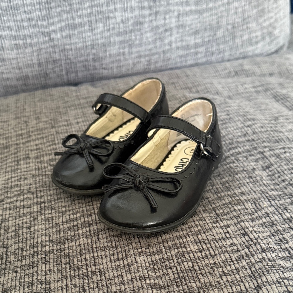 Circo Mary Jane Kids Shoes (size 5c)